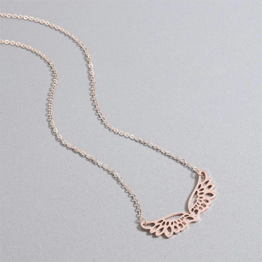 Halskette mit großem Engelsflügel-Anhänger in Roségold