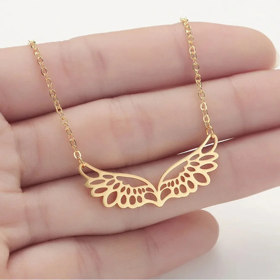 Halskette mit großem Engelsflügel-Anhänger in Roségold