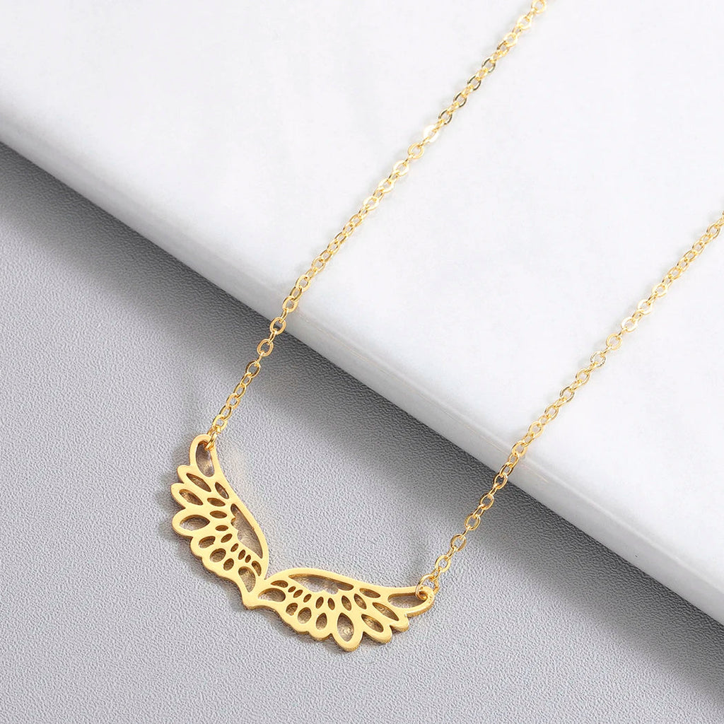 Halskette mit großem Engelsflügel-Anhänger in Gold