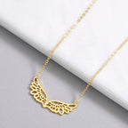 Halskette mit großem Engelsflügel-Anhänger in Gold