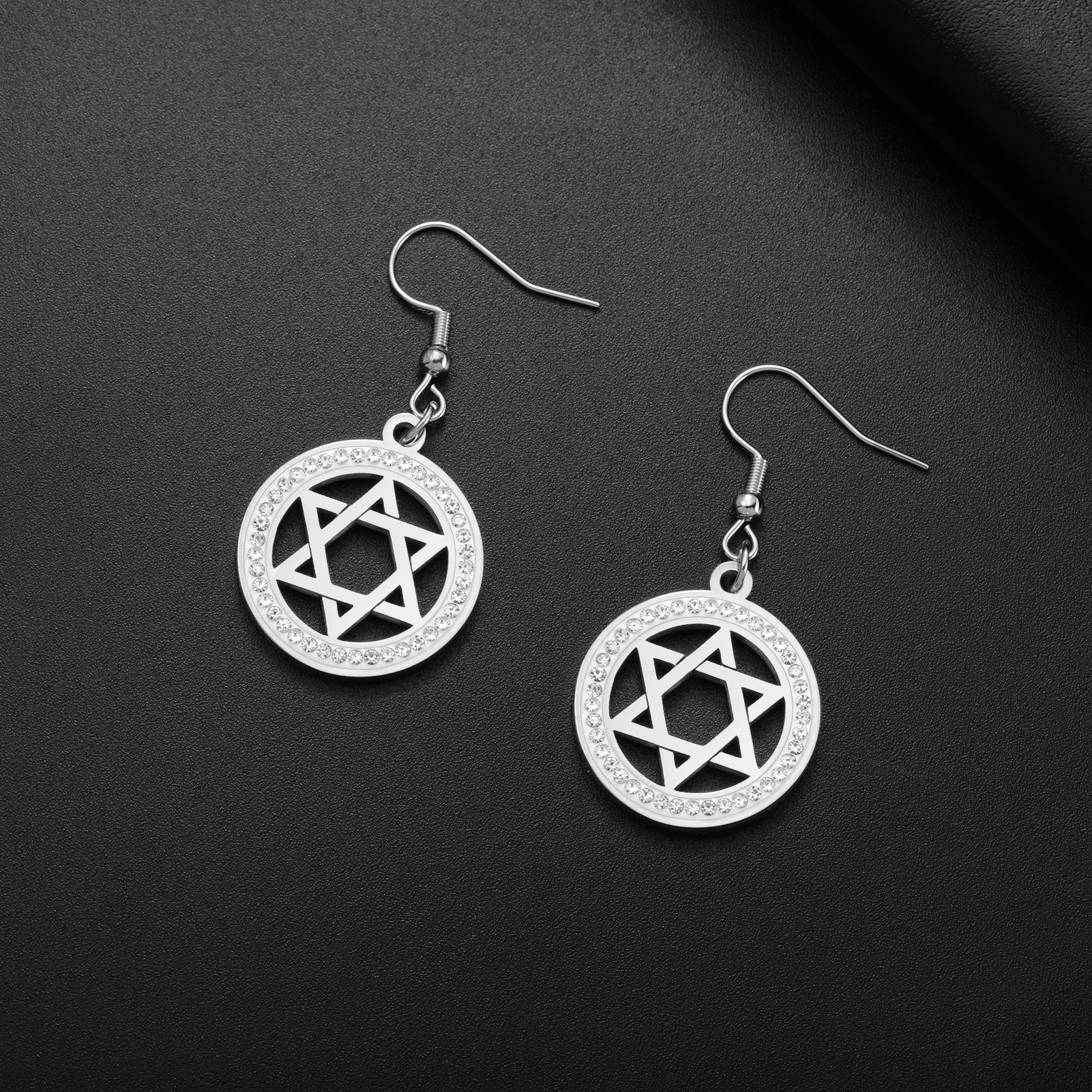 Hängende Ohrringe mit dem <span data-glossary-id="star_of_david">Davidstern</span> und symbolischen jüdischen Strass in Silber
