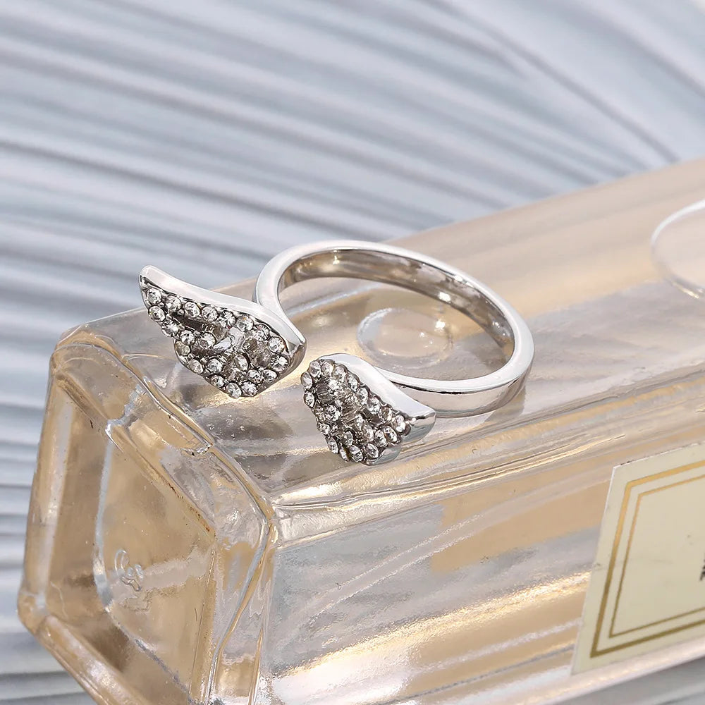 Ring mit Engelsflügeln und Strass