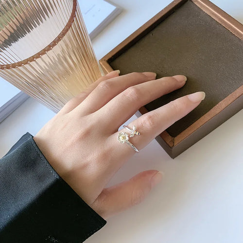 Verstellbarer Ring mit Biene und Blume