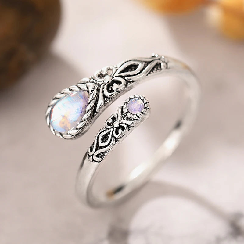 Verstellbarer Ring in Antik-Optik mit zwei Mondsteinen