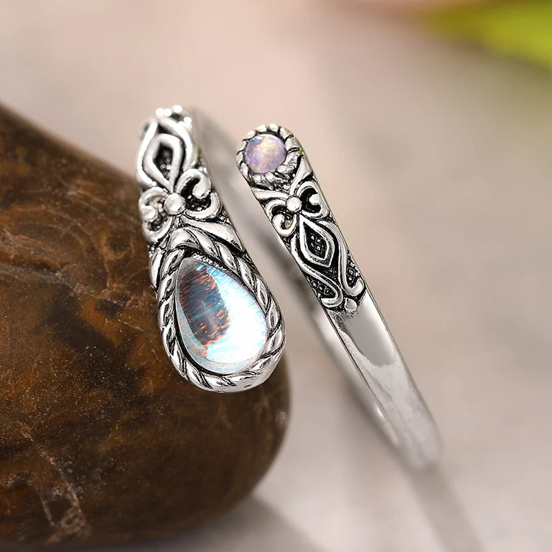 Verstellbarer Ring in Antik-Optik mit zwei Mondsteinen