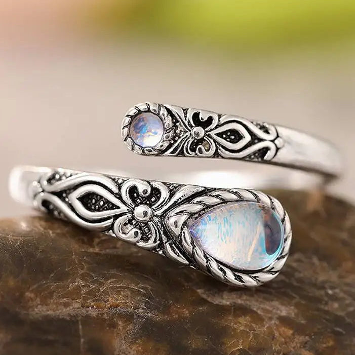 Verstellbarer Ring in Antik-Optik mit zwei Mondsteinen