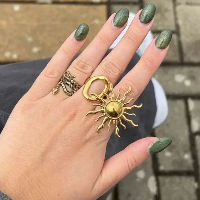 Bague ajustable grand soleil aux rayons ondulés