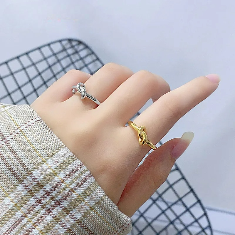 Verstellbarer Ring mit silberfarbenem Knoten
