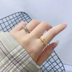 Verstellbarer Ring mit silberfarbenem Knoten