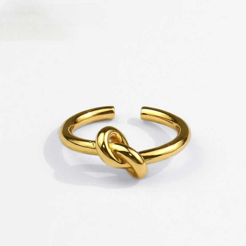 Verstellbarer Ring mit goldfarbenem Knoten