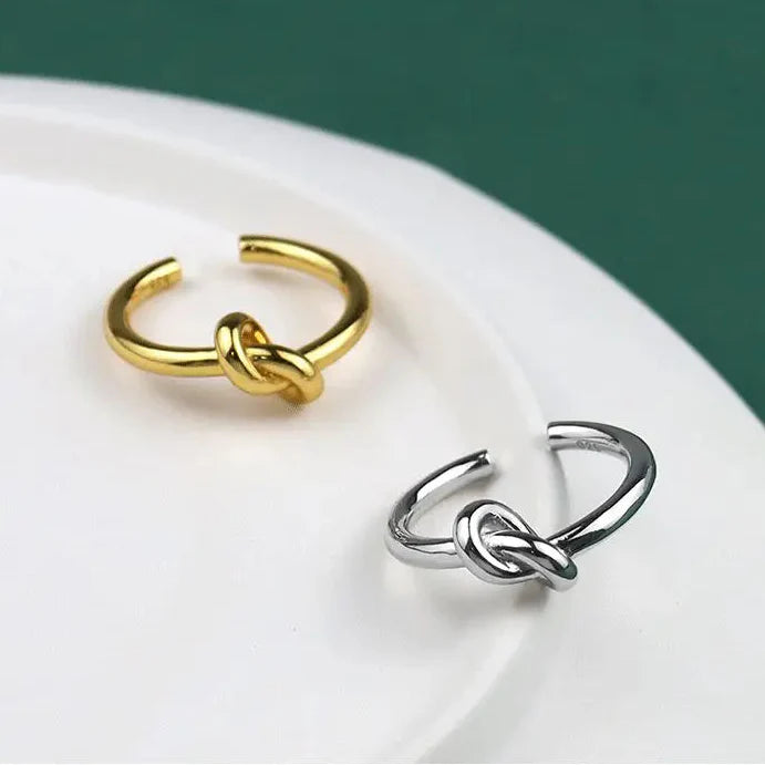 Verstellbarer Ring mit goldfarbenem Knoten