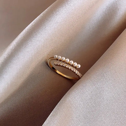 Ring mit weißen Perlen und Strass