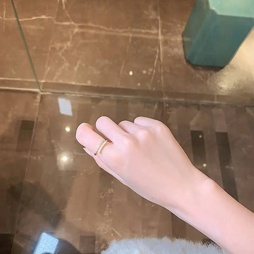 Ring mit weißen Perlen und Strass