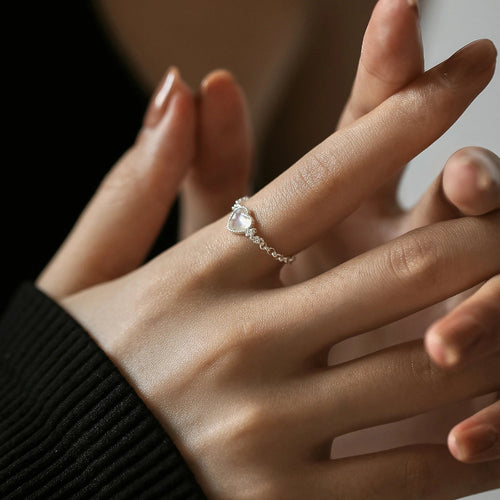 Ring für die Fruchtbarkeit der Frau mit Mondstein