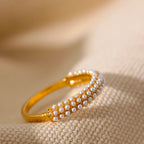 Eleganter Ring im Stil mit Perlen