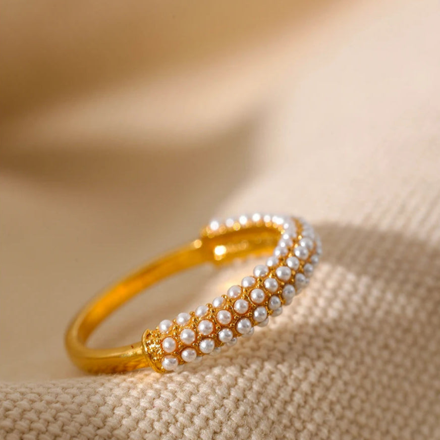 Eleganter Ring im Stil mit Perlen