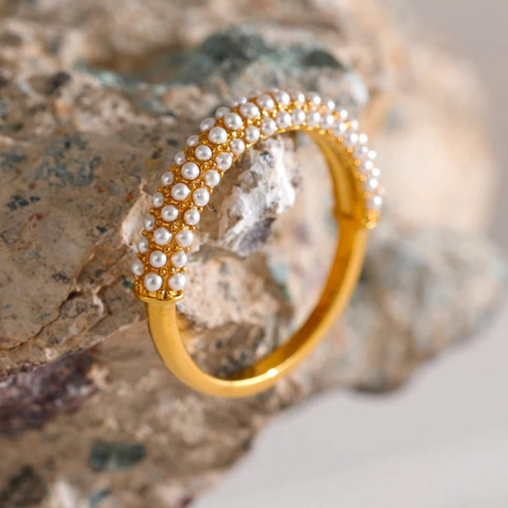 Eleganter Ring im Stil mit Perlen