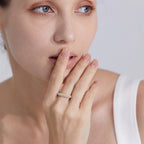 Eleganter Ring im Stil mit Perlen