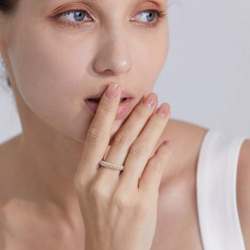 Eleganter Ring im Stil mit Perlen