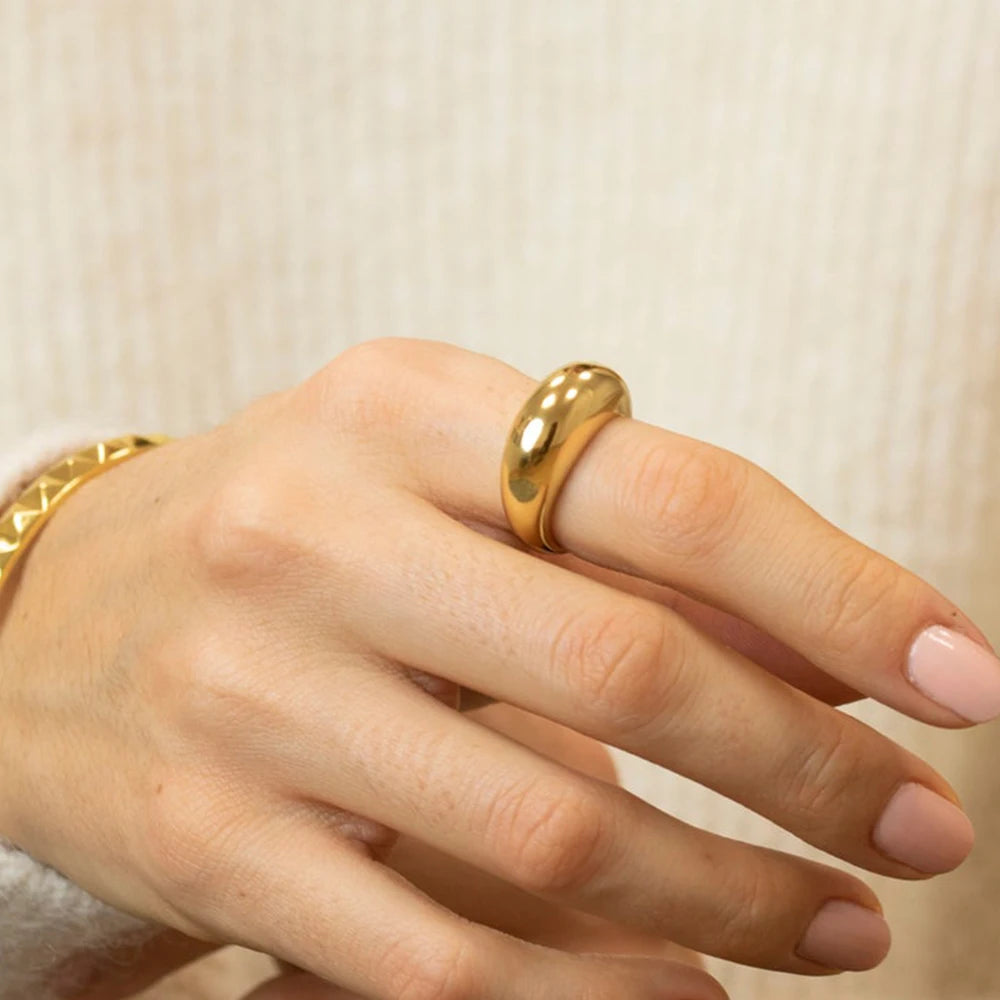 Eleganter breiter Ring mit Wassertropfen in Gold