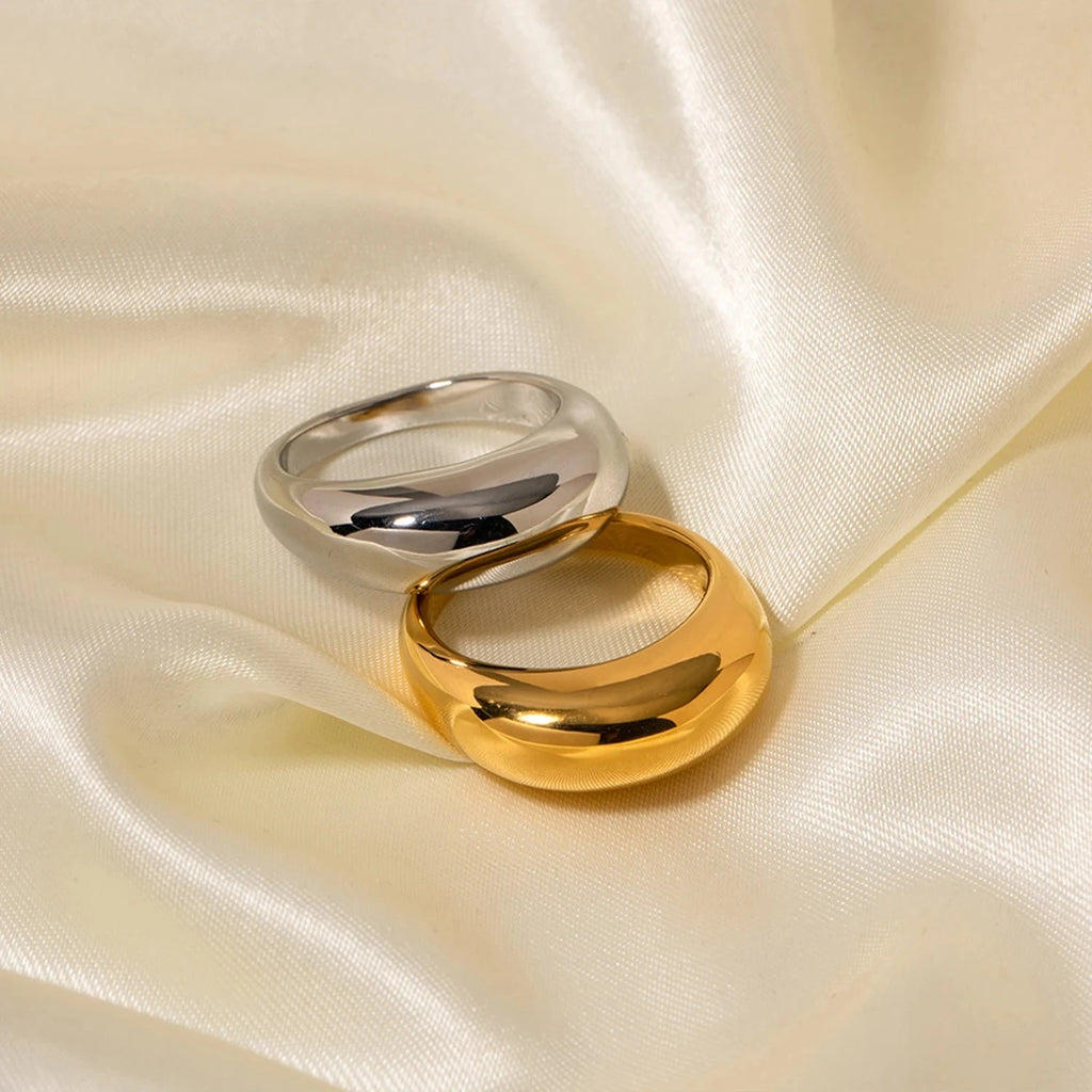 Eleganter breiter Ring mit Wassertropfen in Silber