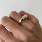Eleganter breiter Ring mit Wassertropfen in Gold