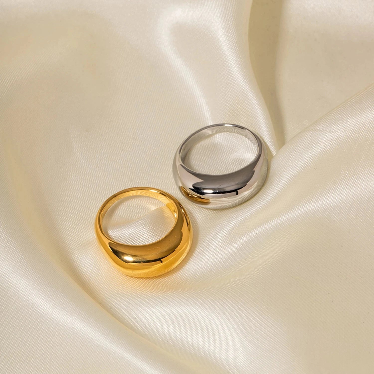 Eleganter breiter Ring mit Wassertropfen in Gold