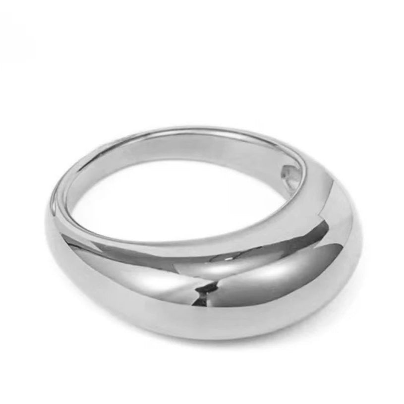 Eleganter breiter Ring mit Wassertropfen in Silber