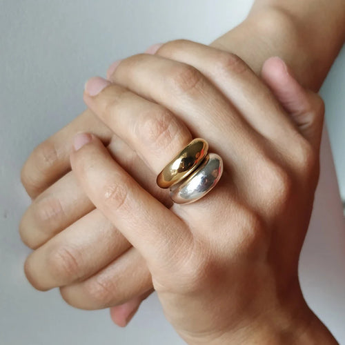 Eleganter breiter Ring mit Wassertropfen in Silber