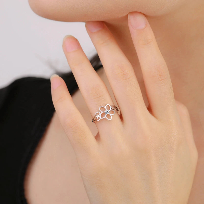Ring Blumenring mit 5 Blütenblättern und silbernem Zirkonia