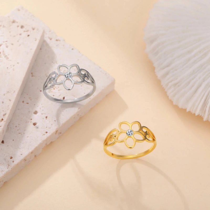 Ring Blumenring mit 5 Blütenblättern und silbernem Zirkonia