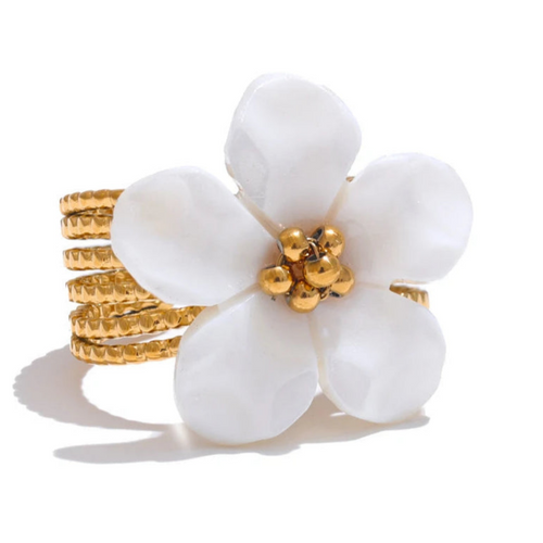 Ring mit weißer Blumenverzierung