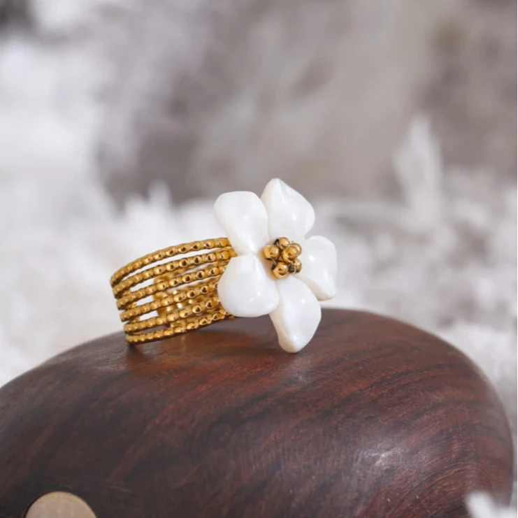 Ring mit weißer Blumenverzierung