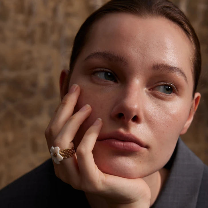 Ring mit weißer Blumenverzierung