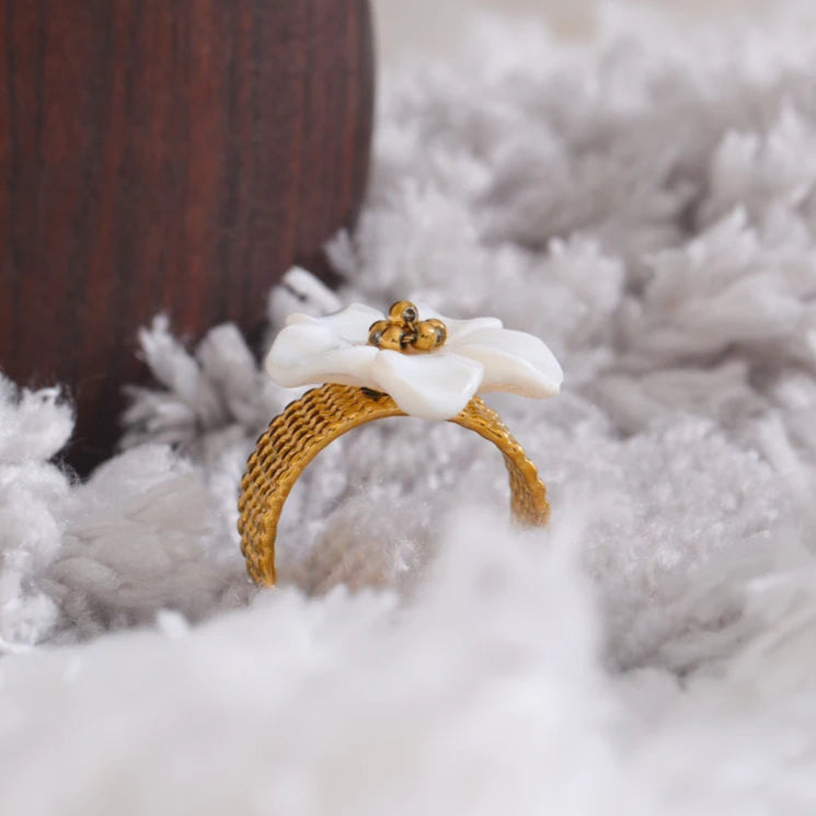 Ring mit weißer Blumenverzierung