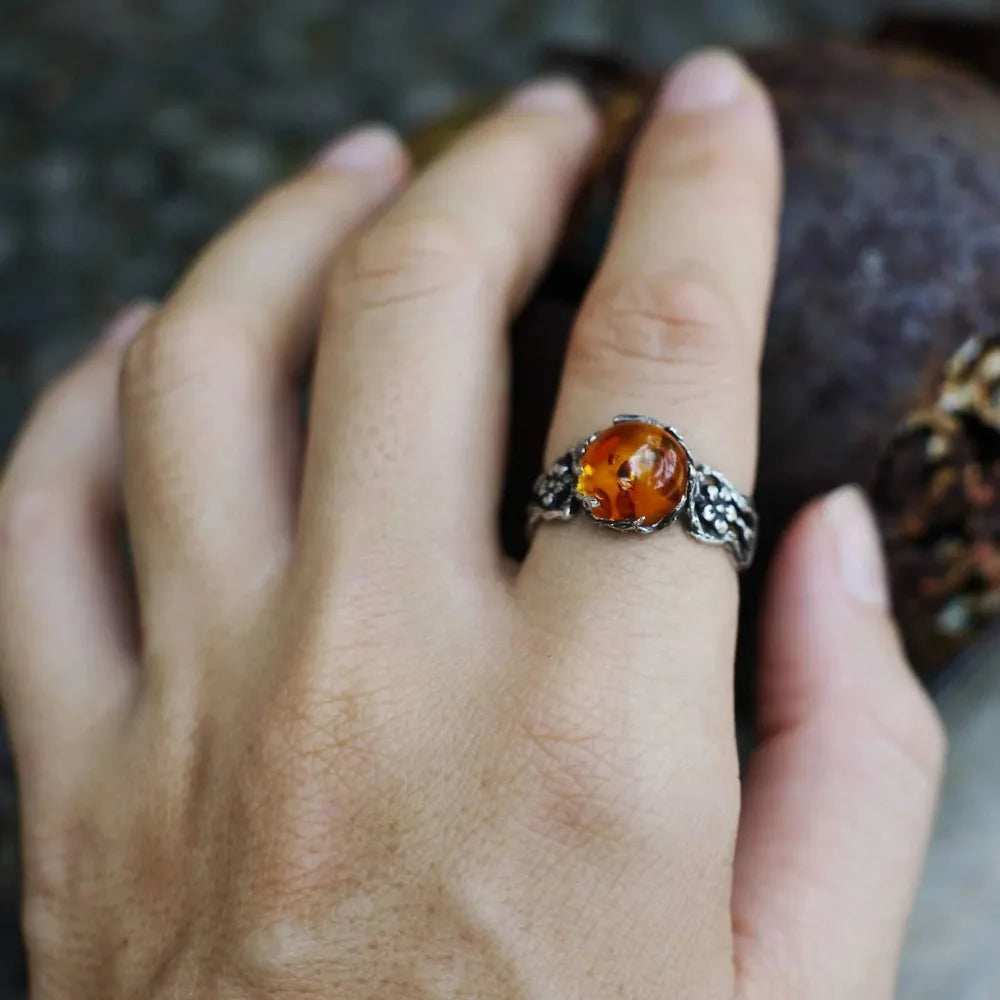 Ring Blumen und Perle im Retro-Stil