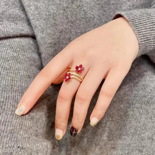 Ring mit roten Blumen und Zirkonia