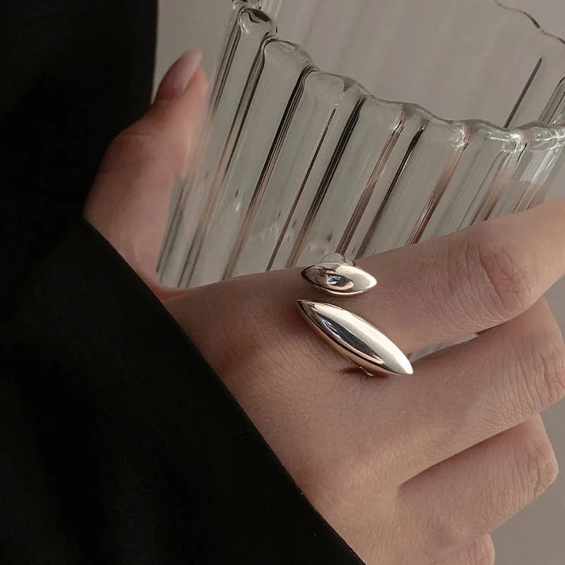 Silberfarbener Tropfenring