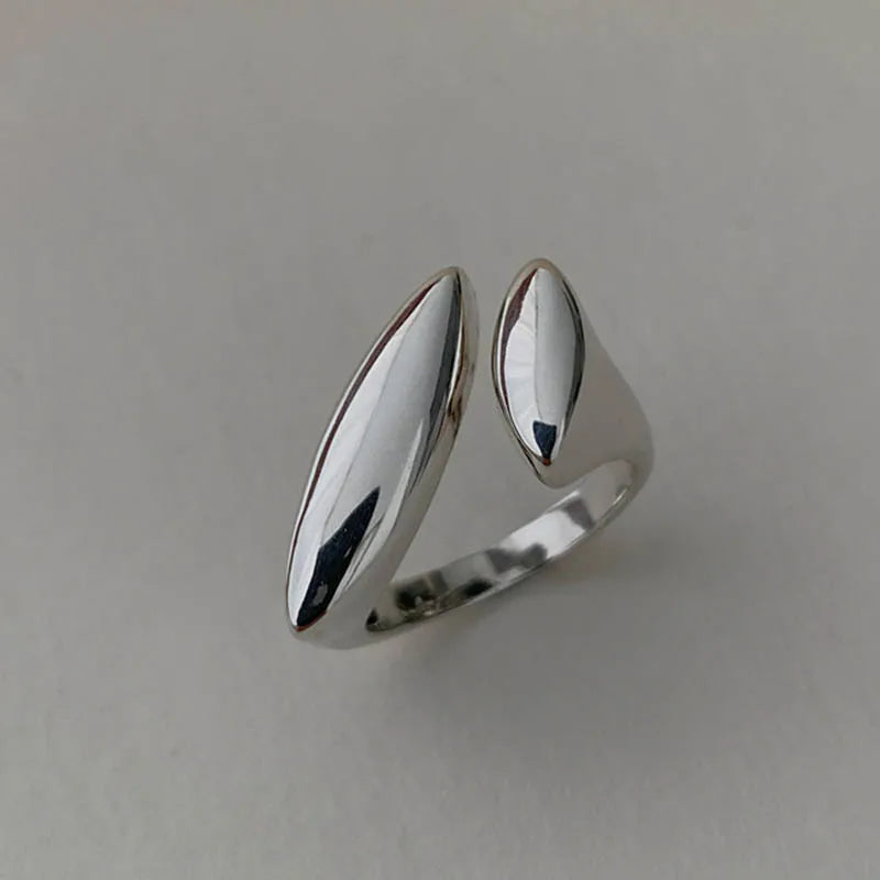 Silberfarbener Tropfenring