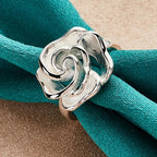 Ring mit großem silberfarbenem Blumenmotiv