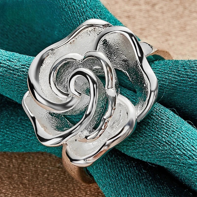 Ring mit großem silberfarbenem Blumenmotiv