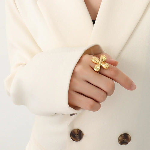 Ring mit großem Blumenmotiv im Vintage-Stil