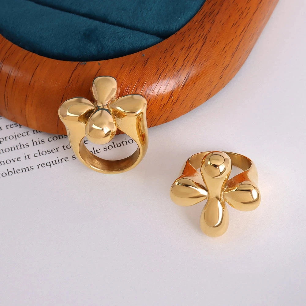 Ring mit großem Blumenmotiv im Vintage-Stil
