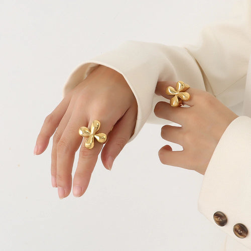 Ring mit großem Blumenmotiv im Vintage-Stil