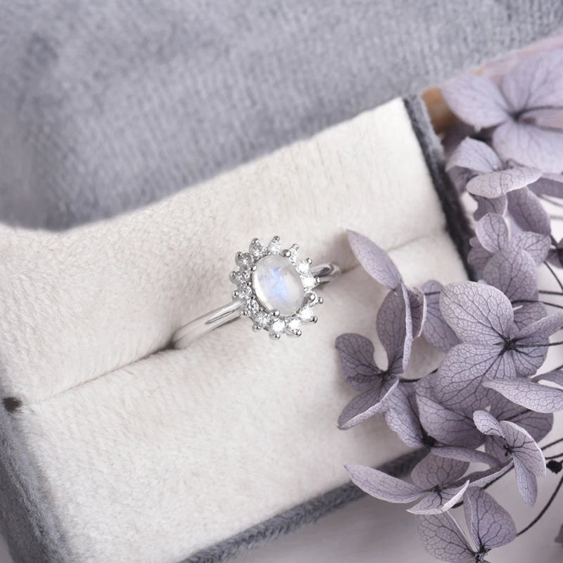 Ovaler Ring mit Mondstein und Zirkon
