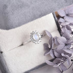 Ovaler Ring mit Mondstein und Zirkon