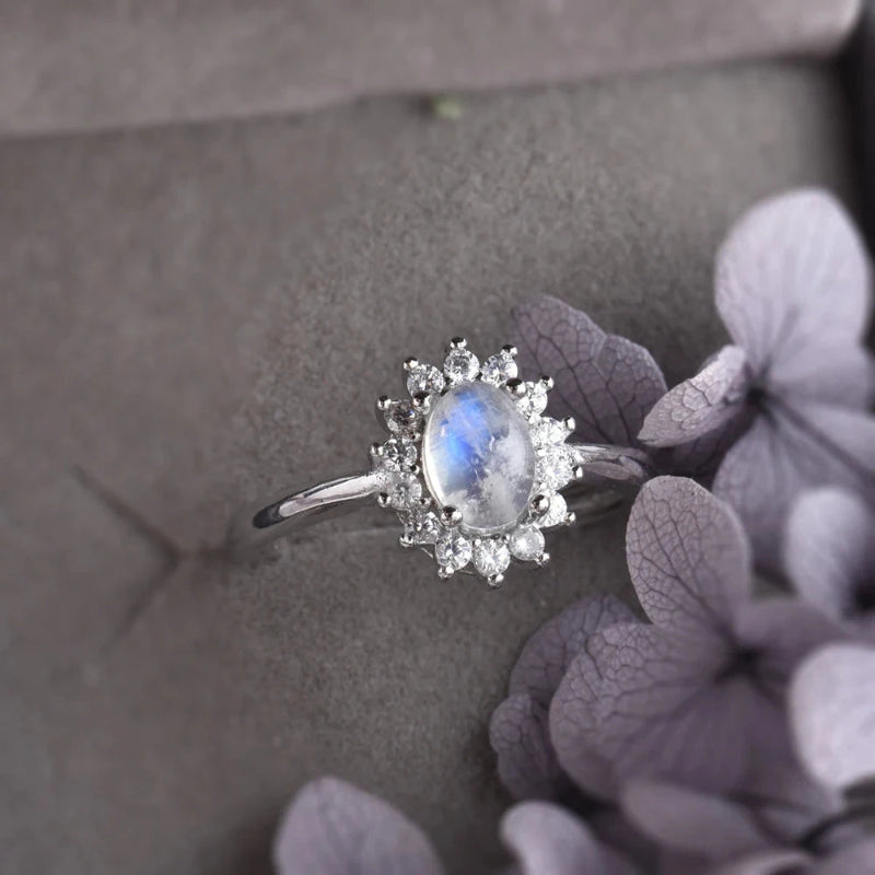 Ovaler Ring mit Mondstein und Zirkon