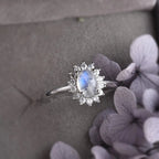 Ovaler Ring mit Mondstein und Zirkon