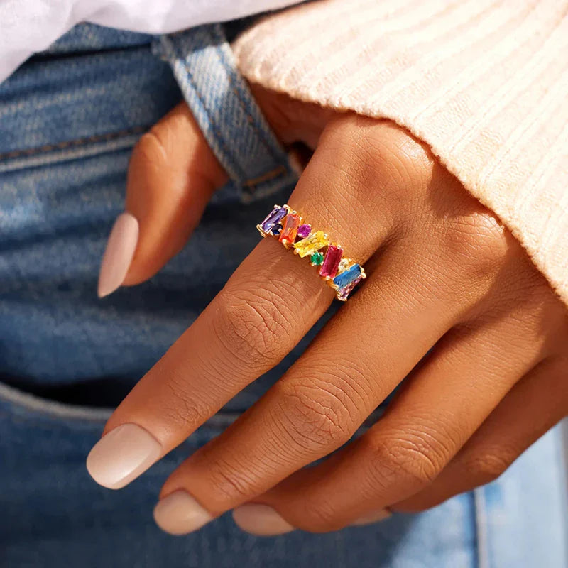 Geometrischer Regenbogenring aus Gold