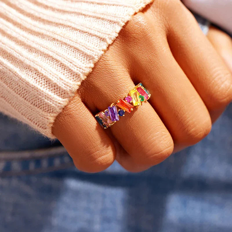 Geometrischer Regenbogenring aus Gold